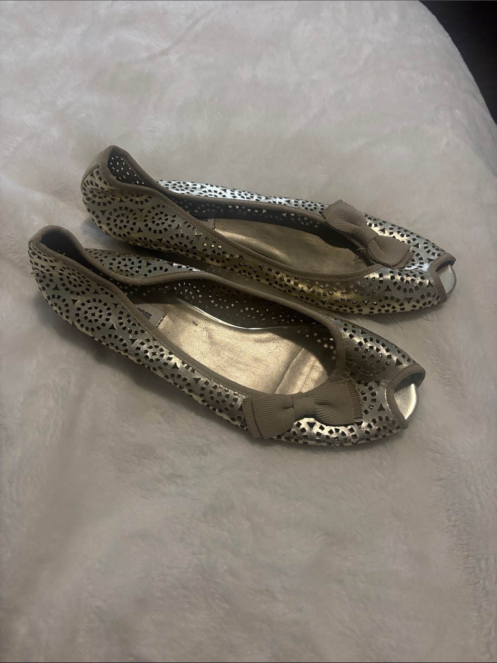 Vintage Women's Metallic Laser-Cut Peep-Toe Flats with Bow
